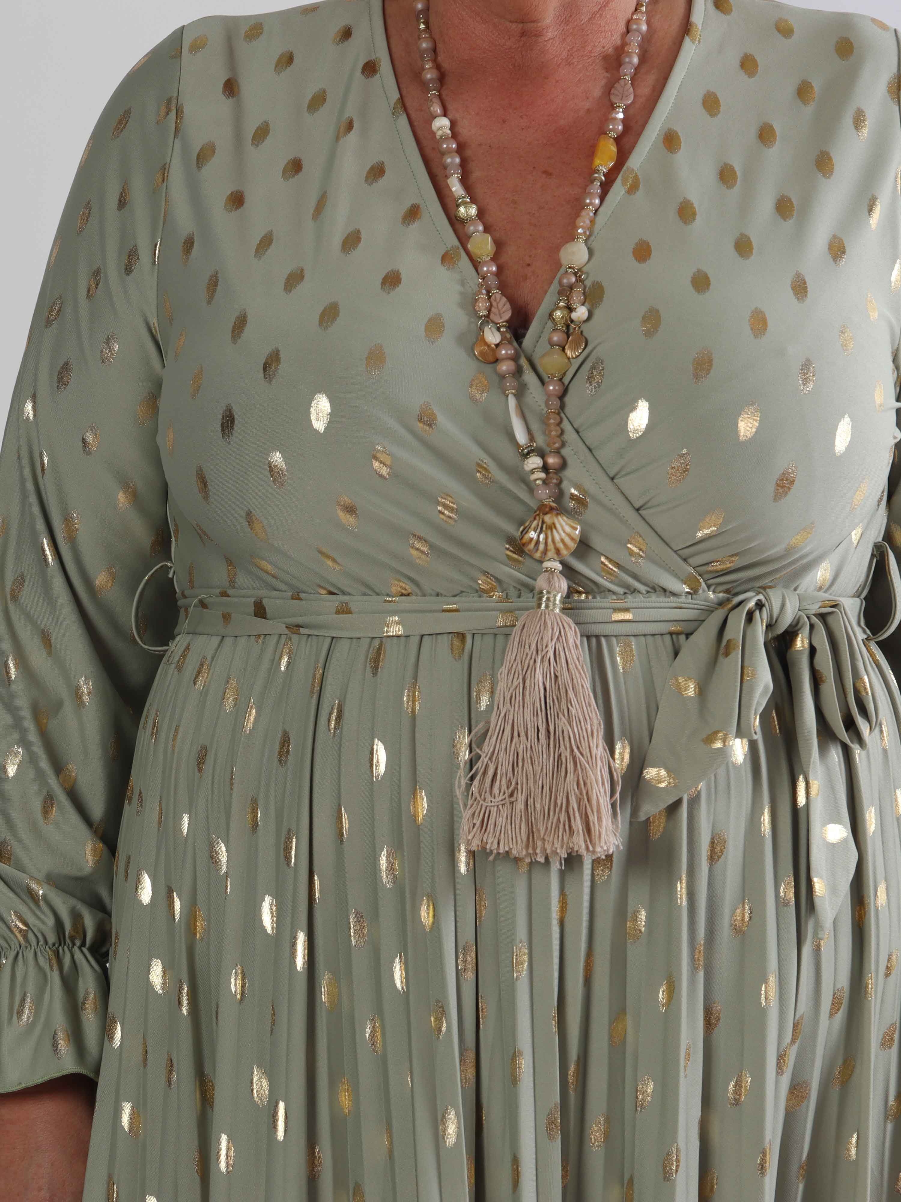 Silvija Dot - Lang plus size kjole med guld dutter og plisseret skørt